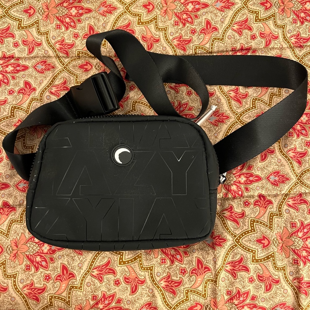 🆕Zyia Crossbody Bag